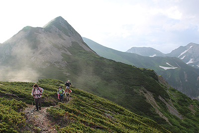 小旭岳を背に清水岳に向かっている写真
