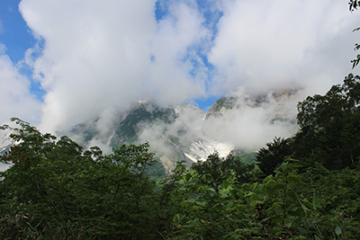 小日向のコルから見た雲沸く杓子岳方面の写真