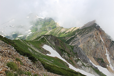 鑓ヶ岳山頂から見た杓子岳方面の写真