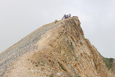 杓子岳山頂に集う人たちの写真