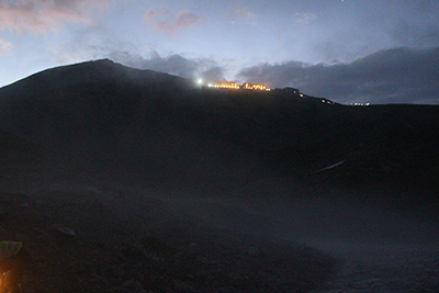 夜明け前の白馬岳と白馬山荘の写真