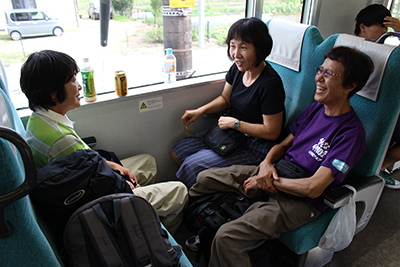飯田線の車中での女性陣の写真