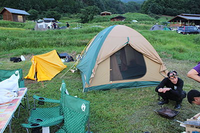 テントサイトに貼られたレンタルのテントと持参したツェルトの写真