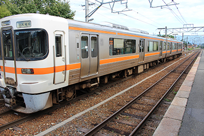 飯島駅に止っている飯田線の電車の写真