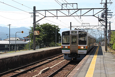 飯島駅に到着した飯田線の電車の写真