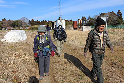 地図にない農道を歩いている写真