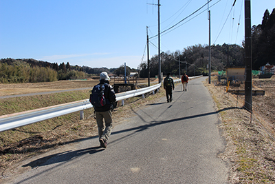 笠森までの長い舗装道路を歩いている写真