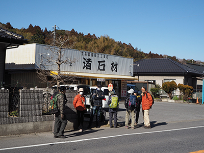 Iさんが撮影した笠森観音でバスを待つメンバーの写真