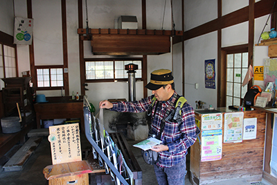 里山体験館で資料を探すIさんの写真