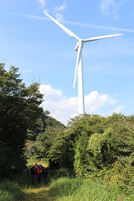 丸山付近の発電風車の横を歩いている写真