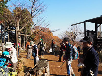 Iさんが撮影した草戸山山頂に着いたメンバーの写真