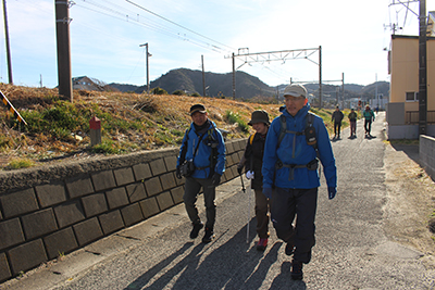 線路沿いの道を歩いている写真