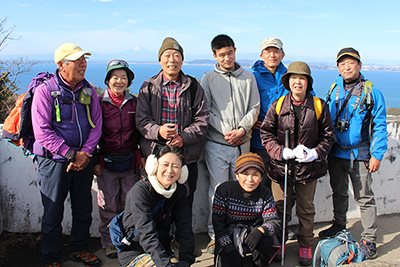 富士山を背にした山頂展望台での集合写真