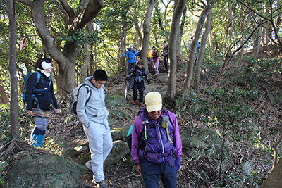 鋸山から岩の多い尾根を下っている写真