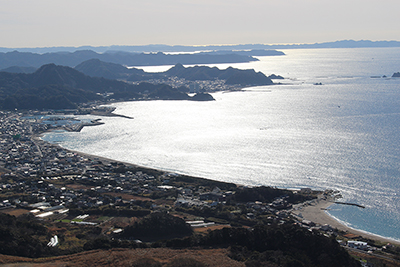 山頂の展望台からみた館山方面の写真