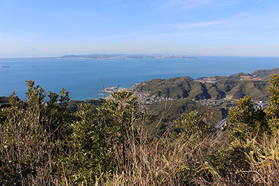 地球が丸く見える展望台から見た富士山と三浦半島、浦賀水道、東京湾方面の写真