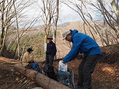 小丸まで1500m地点で休憩中の写真