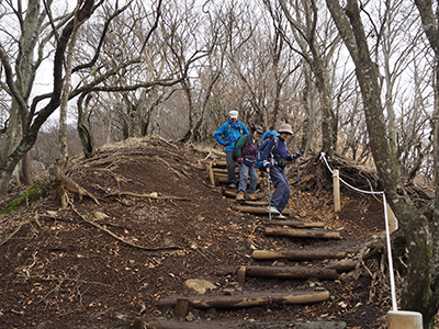 鍋割山（鍋割山荘）に向けて下っている写真