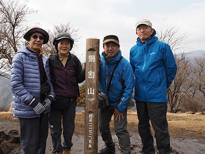 鍋割山山頂での集合写真