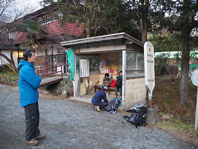 寄バス停到着してバスを待っている写真