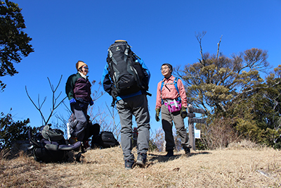 快晴の高根山山頂に到着した写真