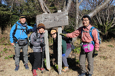 寝姿山山頂での集合写真