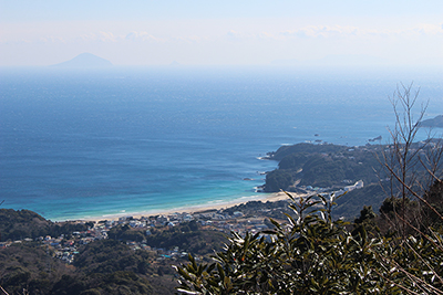 白浜海岸と利島、新島方面の写真