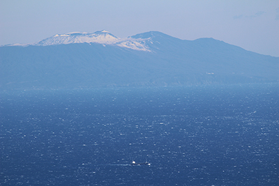 冠雪した大島の三原山の写真