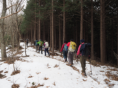 Iさんが撮影した少し積雪のある尾根を歩いている写真