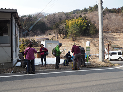 Iさんが撮影した浜沢のバス停でバスを待っているメンバーの写真