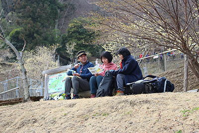 山居のベンチでくつろいでいる３人の写真