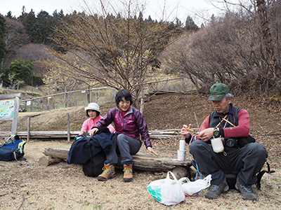 Iさんが撮影した山居で休憩中の写真