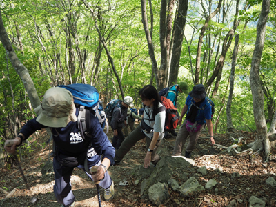 Iさんが撮影した急な登山道を登っている写真