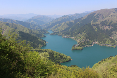 奥多摩湖と飛龍山・大菩薩嶺方面の写真