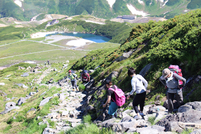 ミクリガ池を下に見て、室堂山への登山道を登っている写真