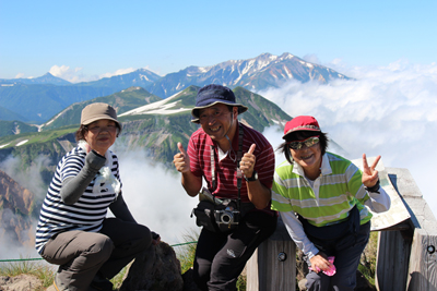 薬師岳や五色ヶ原を背にした室堂山山頂での集合写真