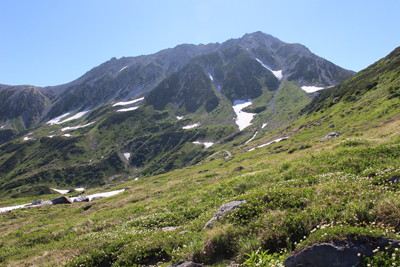 室堂山方面から見た立山三山の写真