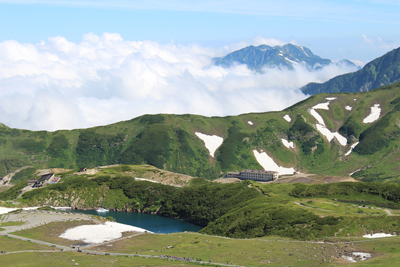 ミクリガ池と毛勝三山方面の写真