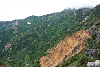 五色ヶ原方面から見た楯山カルデラの写真