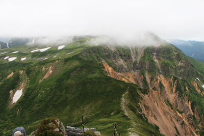 五色ヶ原山荘も雲に包まれ始めた五色ヶ原方面の写真