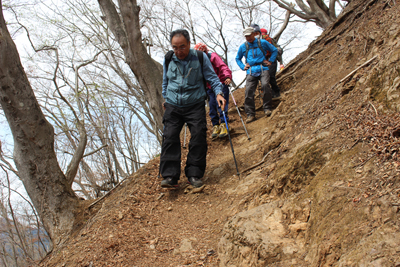 急で滑りやすい登山道を下っている写真