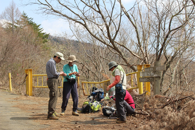 下山途中の林道で休憩中の写真