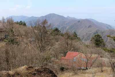 三ツ峠山頂直下から見た御坂山地の写真