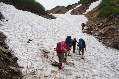 Iさんが撮影した雪渓をトラバース気味に登っている写真