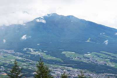 権現岳と雲の間に見えた赤岳の写真