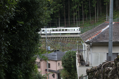 民家と西武線の電車の写真