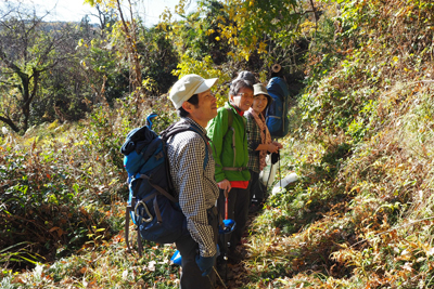 Iさんが撮影した登山道でたち休憩中の写真