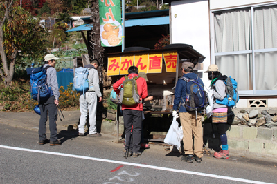 ミカン直売所で買い物をしている写真