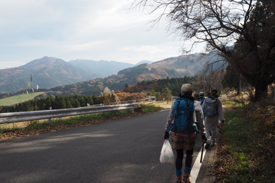 Iさんが撮影した笠山を左手に見ながら車道を下っている写真