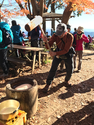 Ｋさんが撮影した餅をつくＡさんの写真